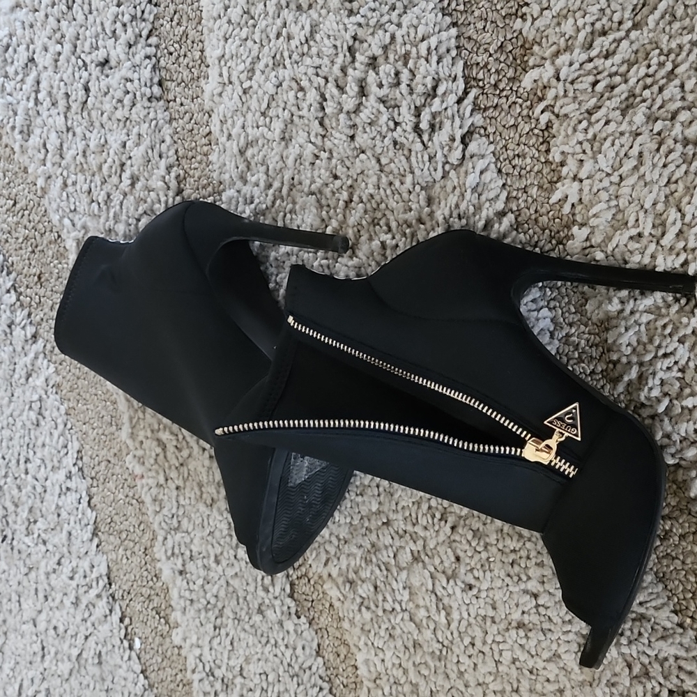 GUESS Booty heels